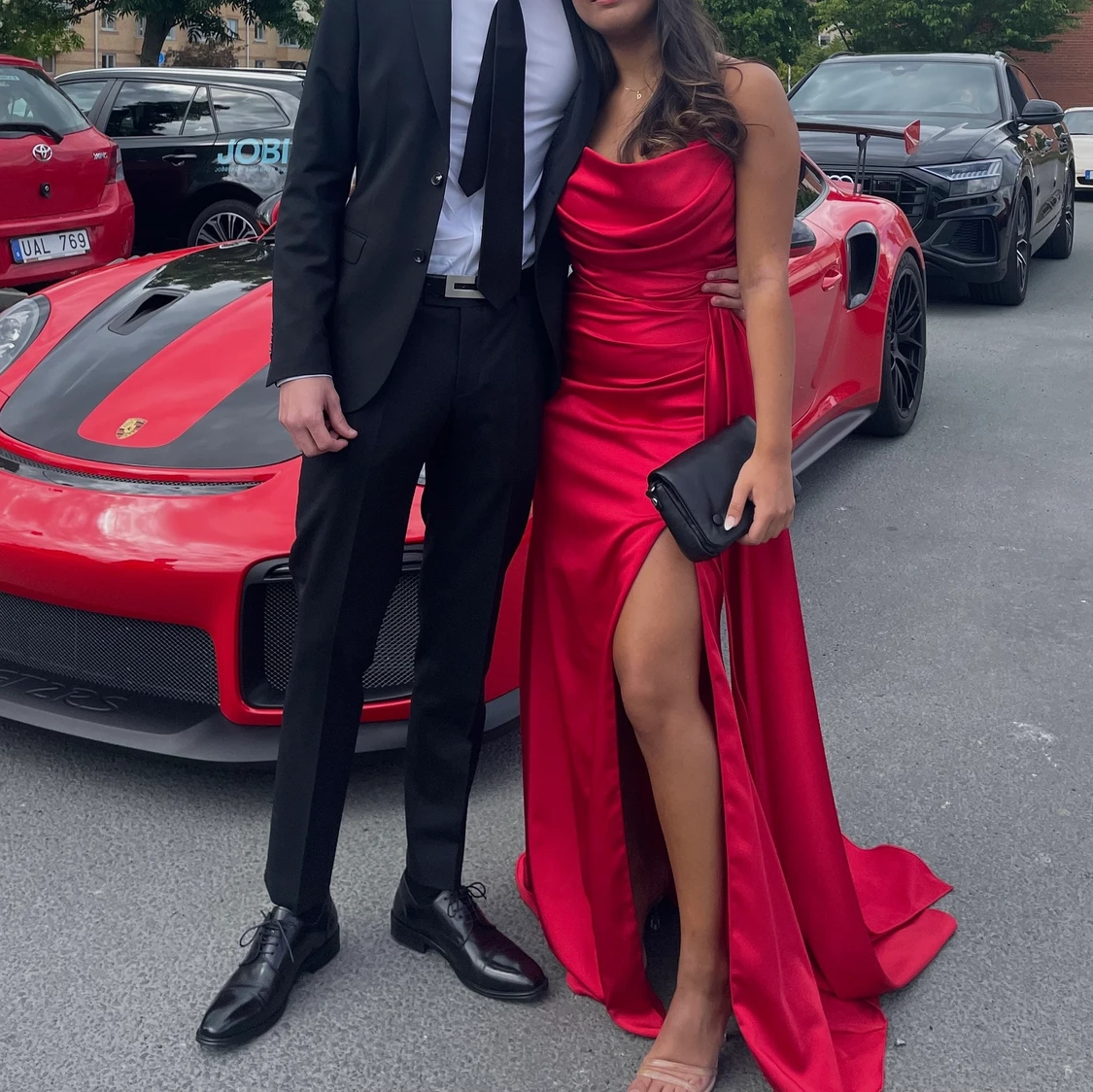 Röd off-shoulder balklänning med slits 