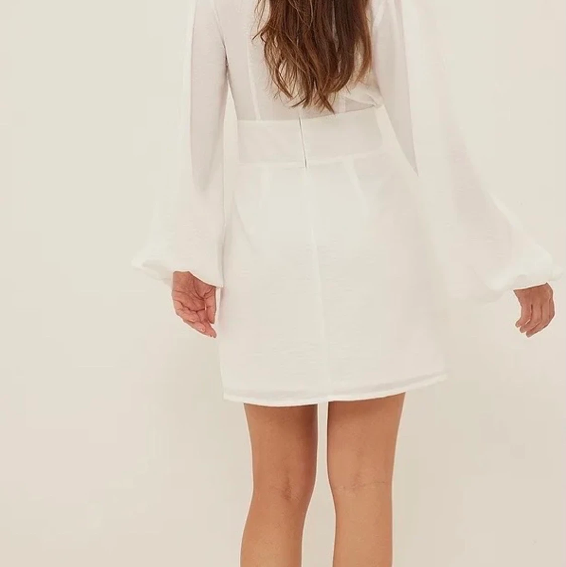 NA-KD  Recycled vit miniklänning i satin med knapp - 91