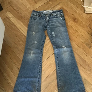 Skit snygga bootcut jeans!! - Skit snygga bootcut jeans från märket take two!! Använder tyvärr inte längre. Lite slitningar vid benen längst ner men annars bra skick. Köpta för 500