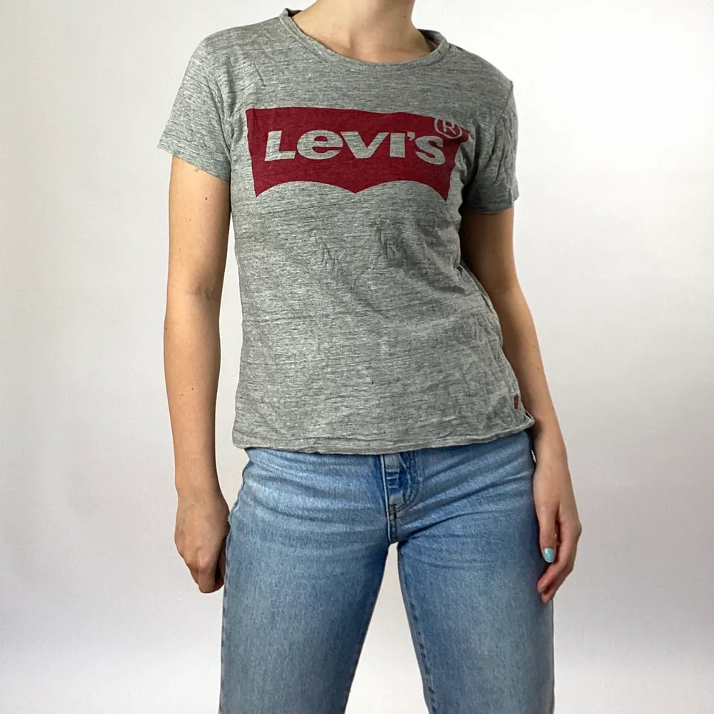 Grå t-shirt från Levi’s. Köpt för 150 i storlek S. T-shirts.