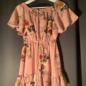 Blommig klänning - Fin blommig klänning/ jumpsuit!! Stl 34  