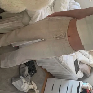 A dsgn linne byxor  - Super fina linnebyxor i topp skick från a - dsgn, passa även längre tjejer! Jag är 170 och de går ner till skorna för mig men inte så de släpas❤️ 82 cm är de i innerbens längd. De är även stretchiga för jag som brukar Vara S i byxor så passa de perfekt. 