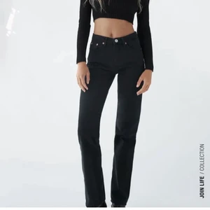 Zara mid Rise  - Säljer Zaras mid Rise straight leg jeans i färgen svart. Köptes på Plick för ett tag sedan men har använts typ 2 ggr så väldigt bra skick. Det är storlek 34 och de är väldigt långa i benen💗