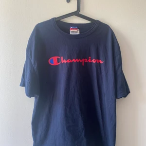 Oversize champion t-shirt - En svinsnygg mörkblå oversize t-shirt från Champion! Önskas fler bilder är det bara att höra av sig! Köparen står för frakt.