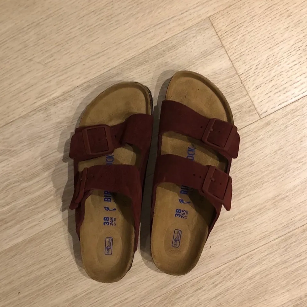 Säljer helt nya birkenstock då de var för stora för mig. Aldrig använda!. Skor.