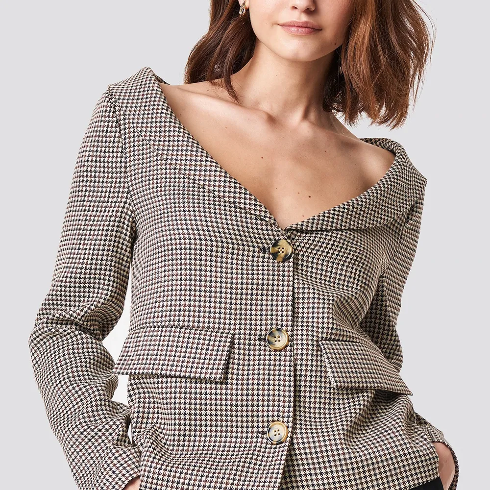 Off shoulder blazer från NA-KD. Säljer eftersom att den aldrig kommer till användning! Nypris 299 kr. (Bilder från NA-KD). Kostymer.