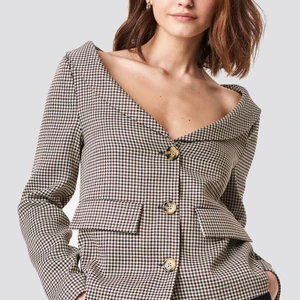 Off shoulder blazer  - Off shoulder blazer från NA-KD. Säljer eftersom att den aldrig kommer till användning! Nypris 299 kr. (Bilder från NA-KD)