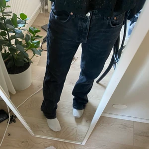 Zara mid rise straight leg - Säljer de populära jeansen från zara, ej fått användning för dem då det blev fel storlek 💕💕strl 40 men passar 38/36!!