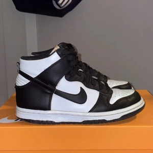 Dunk High panda  - Säljer dessa Nike dunk High panda  Storlek 35,5 (passar 36)  Jättefint skick Pris 850 kr  