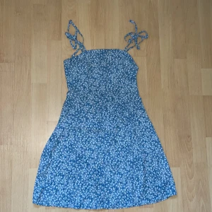 Jättesöt sommarklänning i storlek S-36 - Så söt sommarklänning i så himla sköt material, luftig och behaglig att ha på sig. Kommer från SHEIN då jag köpte den för 200kr. Jag tycker den är jättefin men den har bara inte blivit använd!💕🌸