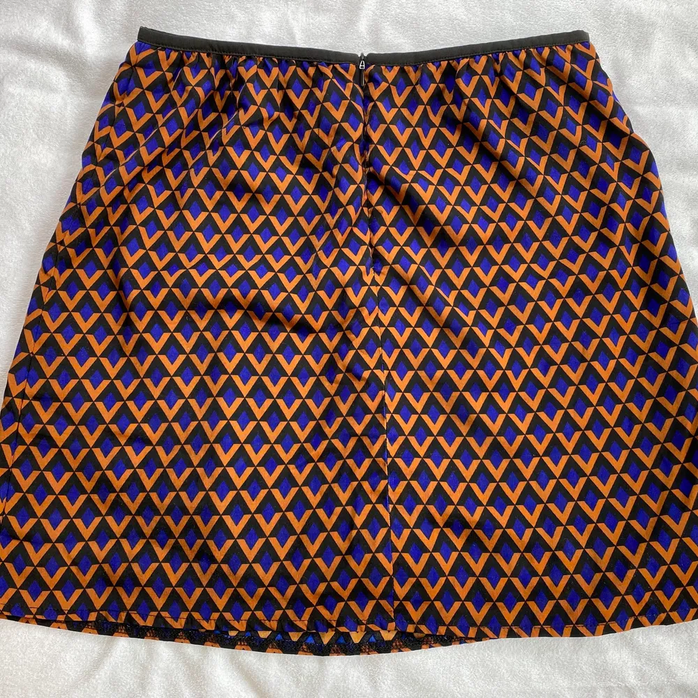 Vad: Kort kjol från Compania Fantastica Stl: M Material: 100 % polyester Skick: Sparsamt använd, inget att anmärka på. Kjolar.