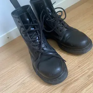 Hel svarta Dr.Martens. Sparsamt använda och i bra skick. Säljer då dem inte kommer till användning. Köpta för 2000 säljer för 800.