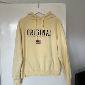 Hoodie strl L - Gul hoodie med tryck