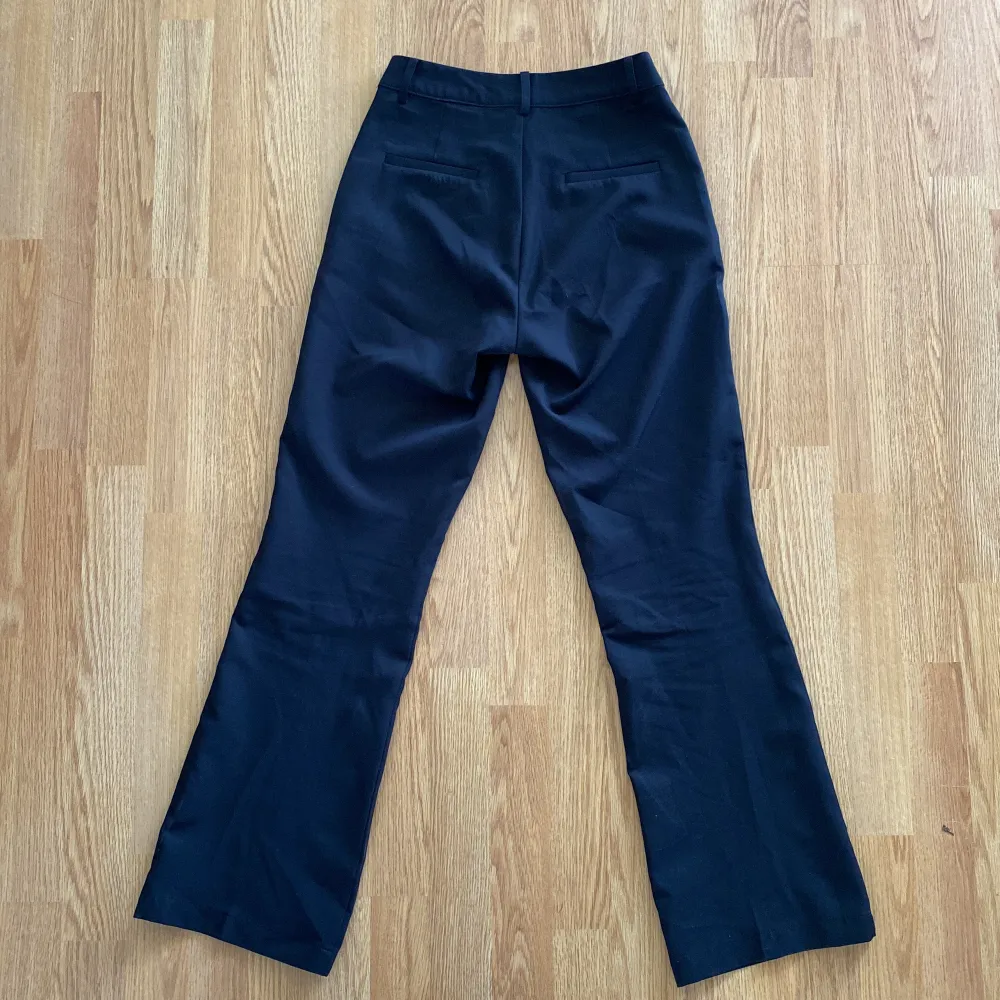 säljer ett par svarta kostymbyxor från bikbok i storlek 36, använda fåtal gånger så som nya!🥰. Jeans & Byxor.