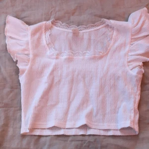 en vit somrig linne/blus  - Bra skick bra kvalite från shein väldig fin till sommar.  Skriv privat om ni vill ha fler bilder på plagget🪙🔭🛁🧺