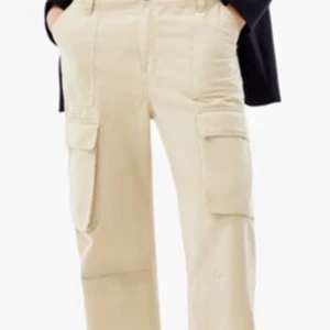 Cargo byxor - Säljer exakt sånna här i storlek 38 helt nya aldrig använt, säljer pågrund av att jag råka köpa en storlek för stor. Skriv privat för bilder på dem. Kan gå ner i pris vid snabb affär. Köparen står för frakten om dem ska skickas 