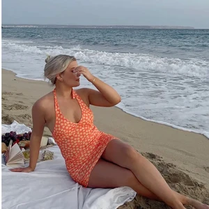 Blommig klänning - Säljer denna blommiga klänningen från nakd, misslissbell x nakd kollektion. Klänningen är helt ny, prislapp finns kvar och är i stl 36