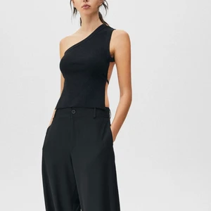 Coolaste toppen - INTRESSEKOLL! på denna as coola toppen med helt öppen rygg från Pull & Bear. Slutsåld på hemsidan och på Zalando. Oanvänd med lappen kvar! 😍 blir budgivning vid stort intresse