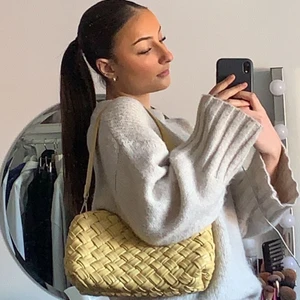 Sommar gul väska 💛 - Intresse koll på min flätade sommar gula väska💛🤩🌸 använt den sparsamt. Ny skick. Meddela mig privat för flera bilder och frågor💛💛