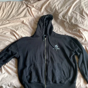sweet sktbs zip-up L. - 7/10 skick. Inget fel på zip-upen. Kan möttas i stockholm. Skriv om ni har frågor.
