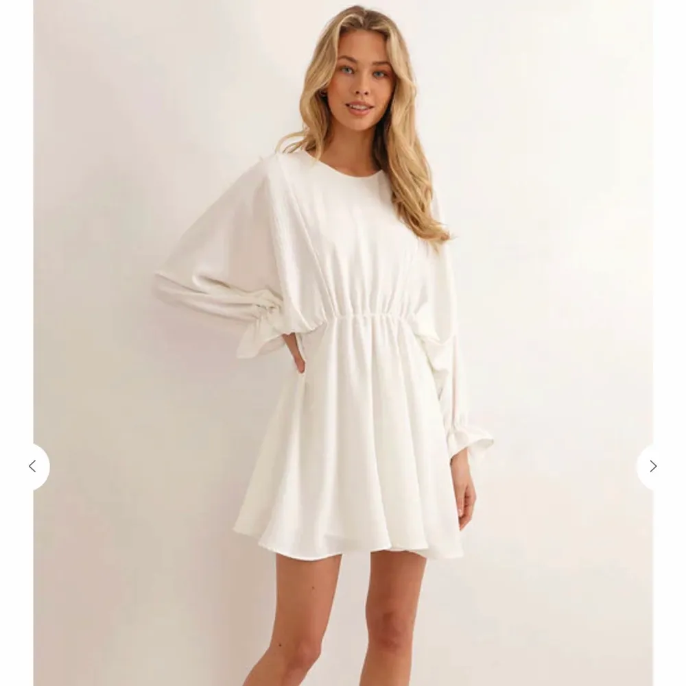 Säljer denna drömmiga klänningen från chiquelle! Slutsåld i alla storlekar i färgen vit på hemsidan. Såldes för 599kr och jag säljer den för 300kr. Använd endast en gång så i superfint skick. Storlek S!. Klänningar.