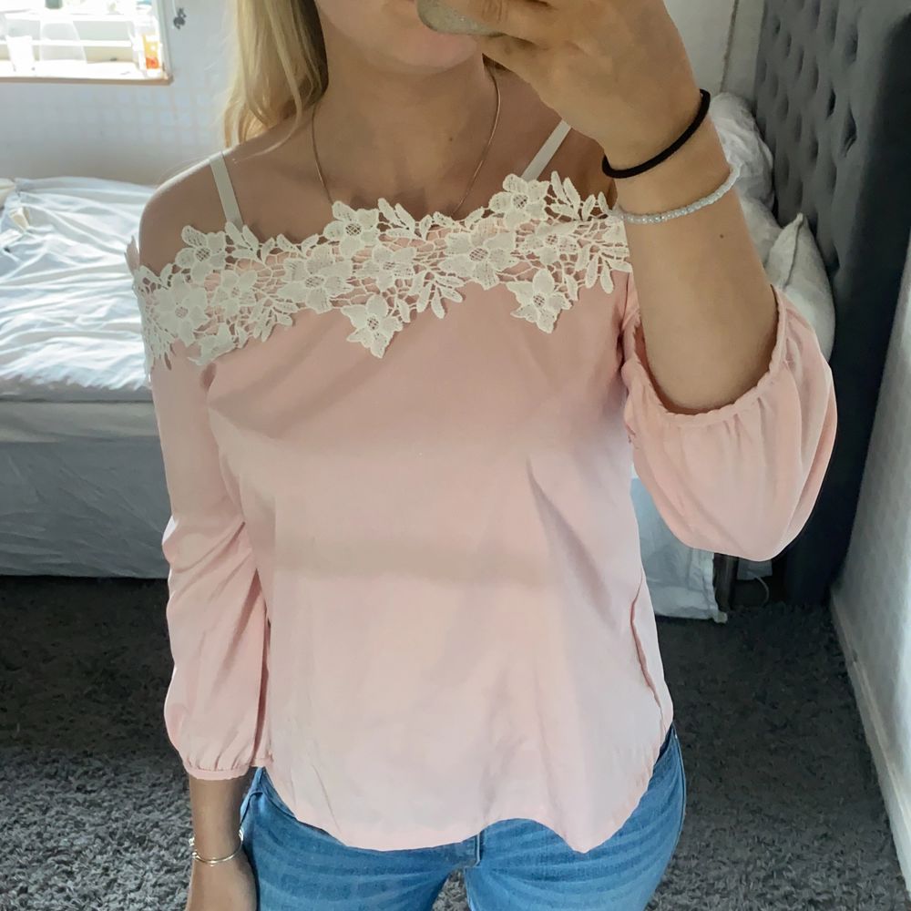 Rosa tröja med blommor i spets så fin och somrig. . Tröjor & Koftor.