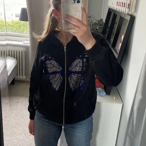 Hoodie med fjärils tryck  - Fin hoodie från shein med pärlor liknande en fjäril 🦋 kvaliten är helt okej, hoodien är lite nopprig men det är inget som syns. Dragkedjan är lite trög men det funkar ändå🤍