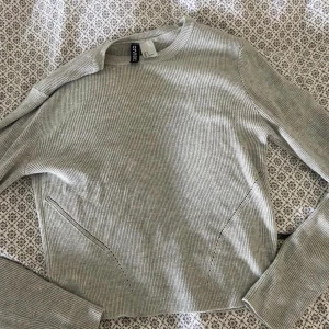 Grå stickad tröja  - Grå stickad tröja från h&m med söta mönster, bra skick, storlek s/xs, 50kr