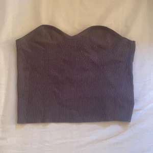 Topp - Skitsnygg trendig topp, säljer då den var lite stor på mig, aldrig använd