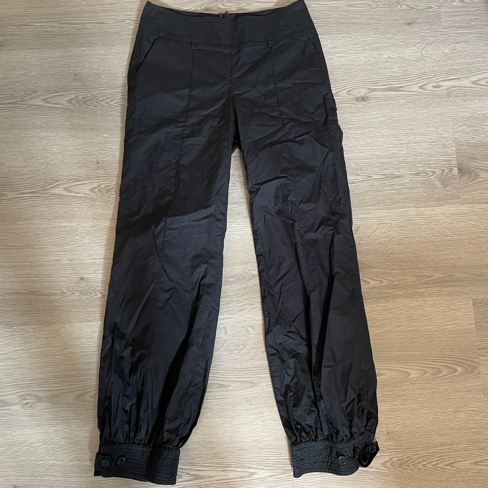 Cargopants med skitsnygg fit💅🏼💅🏼 jag är 167cm! Köparen står för frakt. Jeans & Byxor.