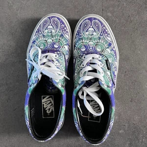 Vans skor - Vans sneakers strl: 38 Använda 2 gånger, jätte bra skick och sköna!  Finns i Värmland, köpare står för frakt  💙 Unisex skor så passar både tjejer och killar men mest framtagen för tjejer. Inköpta för 799kr 