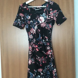 Sommar kläder  - Sommar kläder storlek S  Knappt använda någon av dom   140 kr för alla 2 klänningar och kjol 