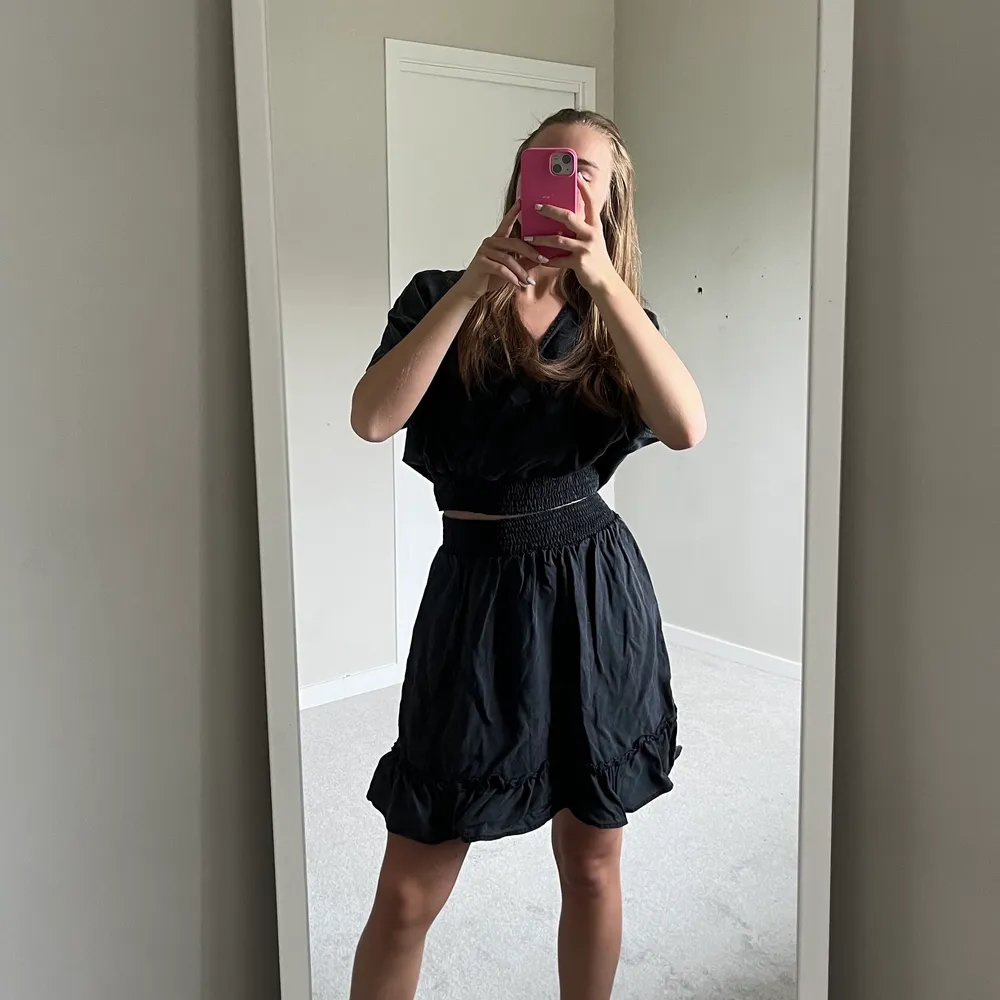 Säljer detta set, som även kan se ut som en klänning!🤍Jättefint och skönt material nu till sommaren! Använt 2 gånger, köpt för 1100kr! kontakta mig för ytterligare bilder eller frågor💜passar både större och mindre storlekar! . Hameet.