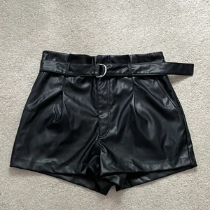 Svarta skinn shorts - Dem är i princip nya och jag har aldrig använt dem, så de är i mycket bra skick.
