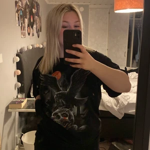 T-shirt med tryck  - En overzized tshirt med tryck, storlek L 😍 från ett märke som heter RED Channel