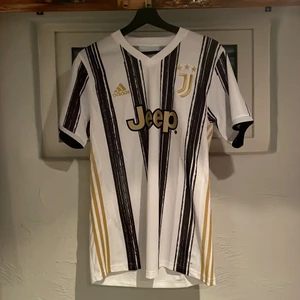Adidas officiell Juventus fotbollströja 2020/2021 - I princip helt nytt plagg, använd en gång. Plagget en är äkta Juventuströja och köpt från adidas (se produktkod, bild 2). Storlek M