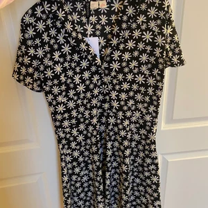 Blommig Klänning  - Helt oanvänd klänning från HM, storlek 40. 