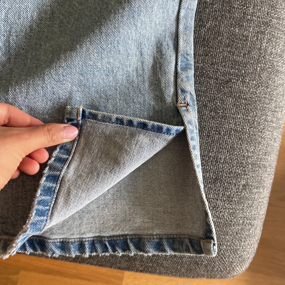 Jättefina Vero Moda jeans som jag aldrig har använt. Dom köptes för ca 4 veckor sedan. Dom är flared och har slits.. Jeans & Byxor.