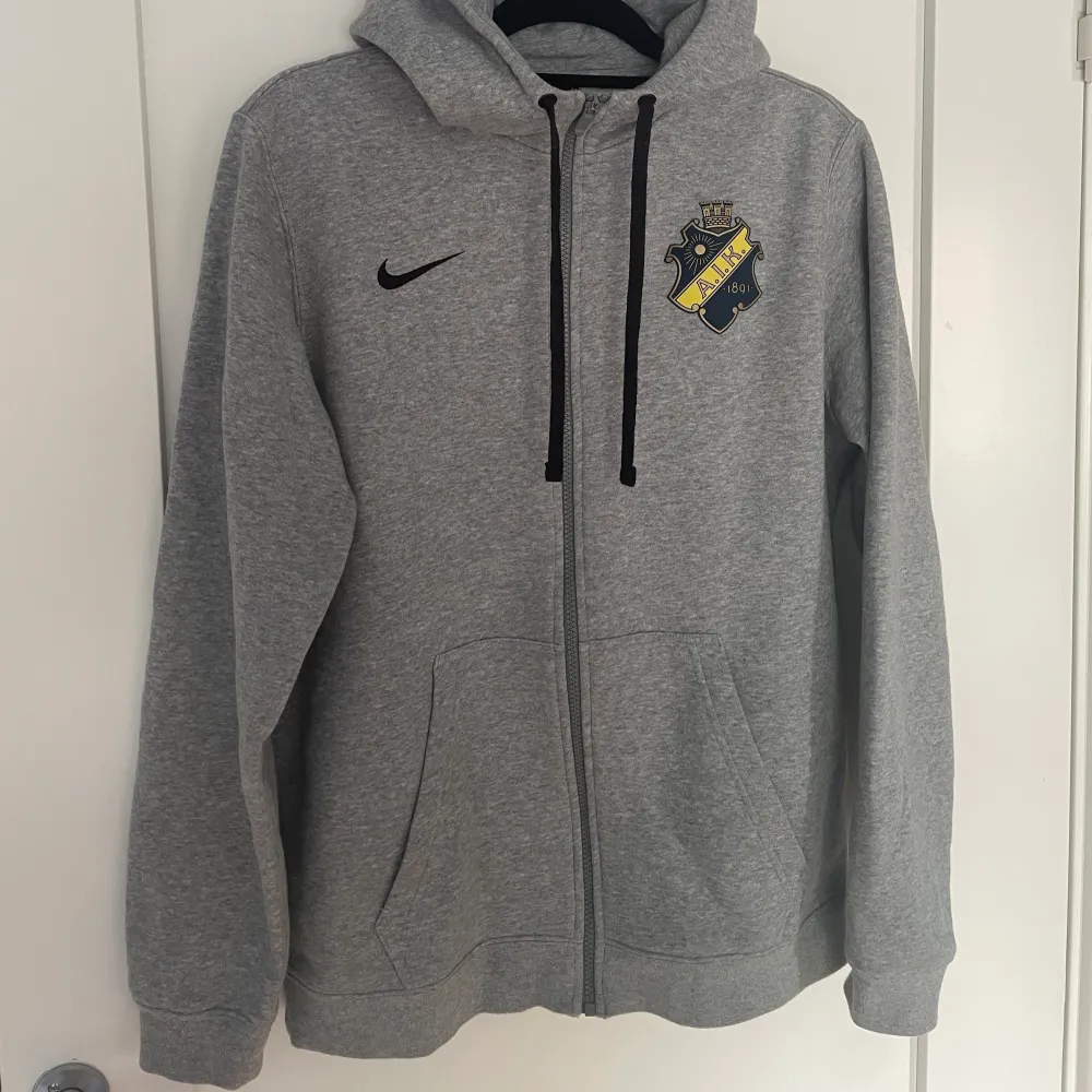 Säljer min AIK zip-hoodie i märket Nike. Köpt tidigare i år och endast använd 3 gånger. Den är som helt ny. Säljer den för den är för stor för mig. Nypris 799:-. Frakt tillkommer.. Hoodies.