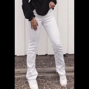 Zara ”HIGH RISE SLIM FIT REVOR” - Säljer dessa superfina jeans!  Jag är ca 173 lång och de passar bra men passar på kortare också🤍 Så fina jeans som varit slut i modellen och väldigt efterfrågad🤍 Köpta i Zara butik i storlek 36, jag är en 34-36 och de sitter perfekt🫶🏼
