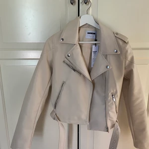 Skin jacka  - ”Aldrig använd”Super fin skin jacka den är tun i materialet så den blir inte så varm kontakta för fler bilder vid intresse 💕 den kommer tyvärr inte till användning så de är därför jag säljer den , kan mötas upp frakt pris kan även diskuteras 