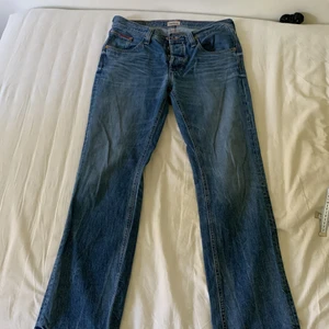 jeans - tommy hilfiger jeans i fint skick🫶🏻