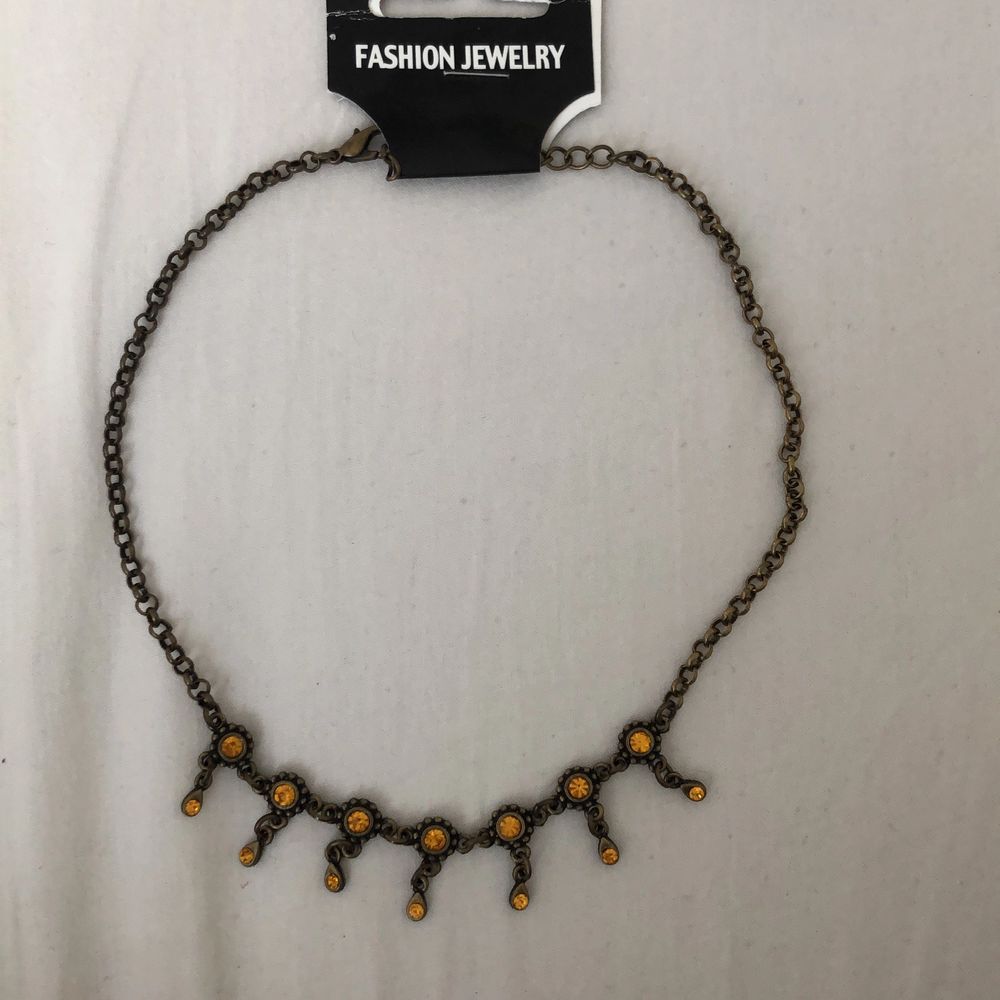 NY! Kortare halsband i bronze med orangegula diamanter. Fairycore/fairygrunge vibe! 🧚‍♀️ . Accessoarer.