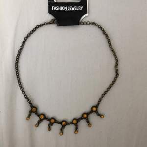 NY! Kortare halsband i bronze med orangegula diamanter. Fairycore/fairygrunge vibe! 🧚‍♀️ 