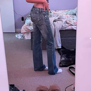 Thriftade lowrise jeans med detaljer. Dem sitter lite baggy på mig som oftast har 34 och är i bra skick. Säljer då det inte längre är min stil. 🥰 Köp direkt för 300 kr!