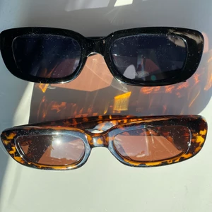 Solglasögon  - ‼️SVARTA SÅLDA‼️Två par jättefina solbrillor som tyvärr aldrig kommer till användning. De är från shein men väldigt bra kvalitet + att du får med skal och putshandduk på köpet. Båda för 30 en för 20