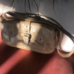 Axelväska - Säljer en jättefin beige axelväska! Längden på bandet går att justera lite 💼 💕 Utgångspriset är för 200 där frakt ingår. Kontakta vid intresse 📦