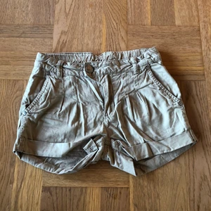 Shorts - Beiga shorts i stl 140.
