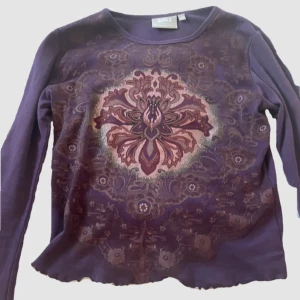 Vintage y2k tröja  - Säljer den här skit snygga vintage tröjan med utsvängda armar