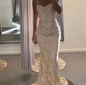 Ljusrosa balklänning - Säljer denna otroligt fina balklänningen. Den är ljusrosa med spets och pärlor och har även en inbyggd bh. Skulle säga att den passar en 34/36. Lägg gärna prisförslag 💗